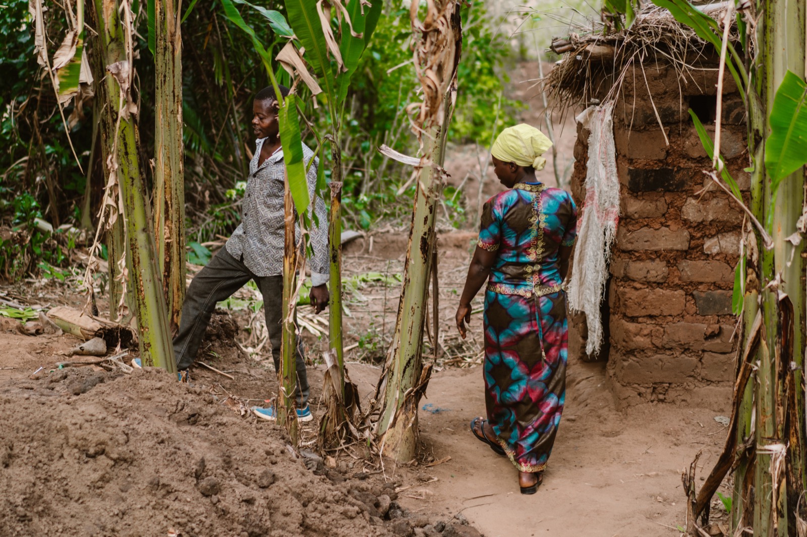 A picture of a couple working in the field where the PIP approach has been implemented in Burundi.